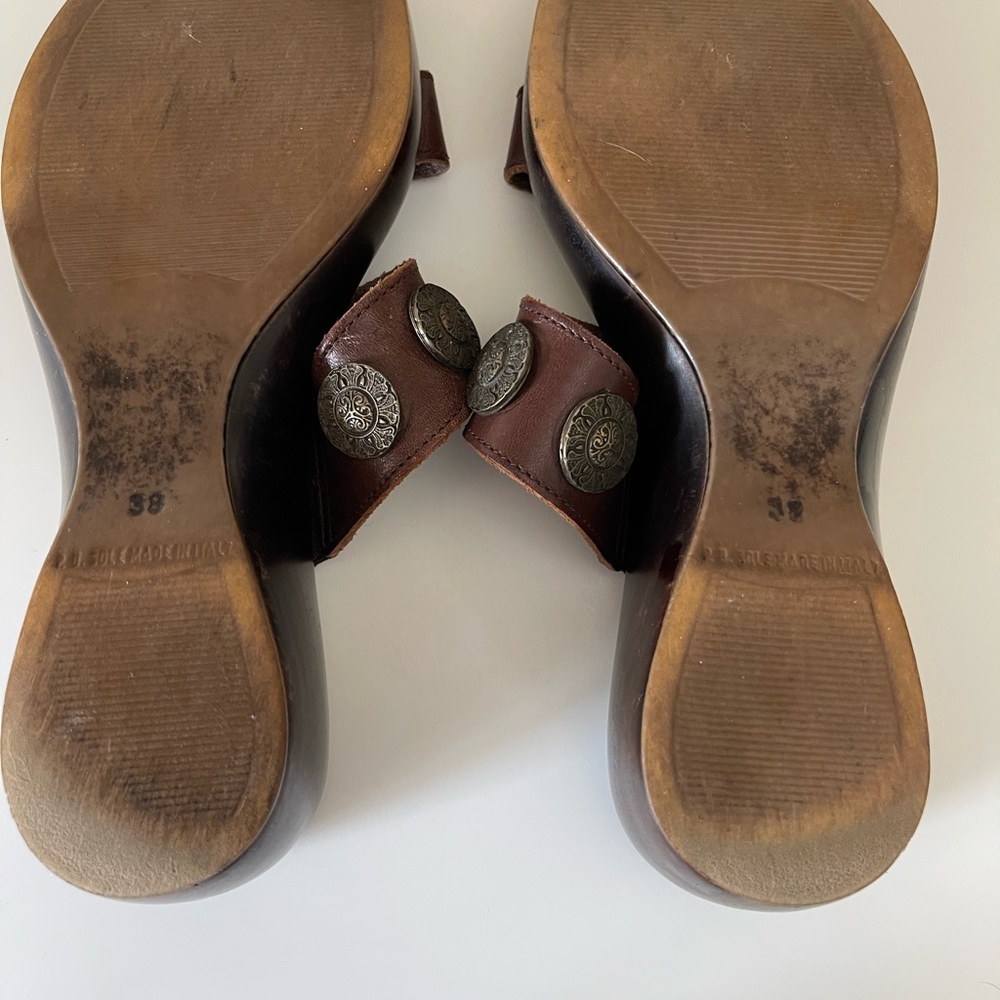 Matisse brown leather Sandals with metal disc adornments. Size 38 U.S 7.… - Picture 5 of 5